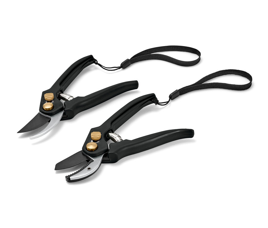 Zwei schwarze Gartenscheren mit silbernen Klingen und schwarzen Schlaufen.