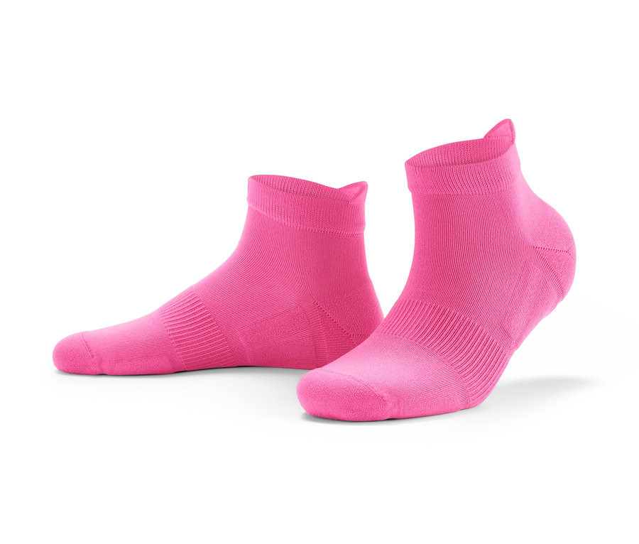 Zwei Paar Profi-Laufsocken, schwarz und fuchsiafarben, liegen nebeneinander.