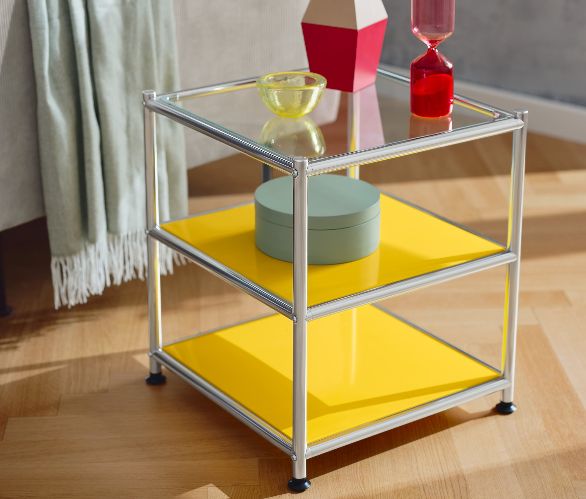 Dekorationen auf dem gelben Beistelltisch »CN3« mit Glasplatte.