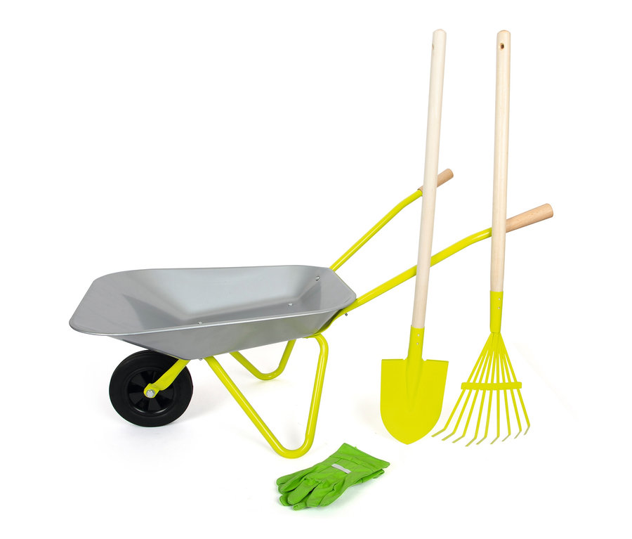 Eine graue small foot Schubkarre mit gelbem Rahmen, schwarzem Rad, gelber Schaufel und Rechen, sowie grünen Gartenhandschuhen.