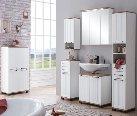 Badezimmer mit Waschbecken, Spiegelschrank, Highboard, Hängeschrank und Unterschränken »Jelda« in Mattweiß und Eiche-Dekor.