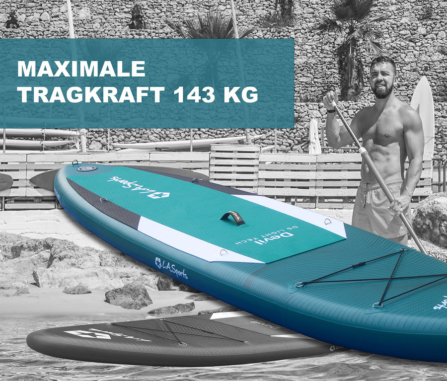 Mann steht neben blaugrünem SUP-Board Devil am Strand.