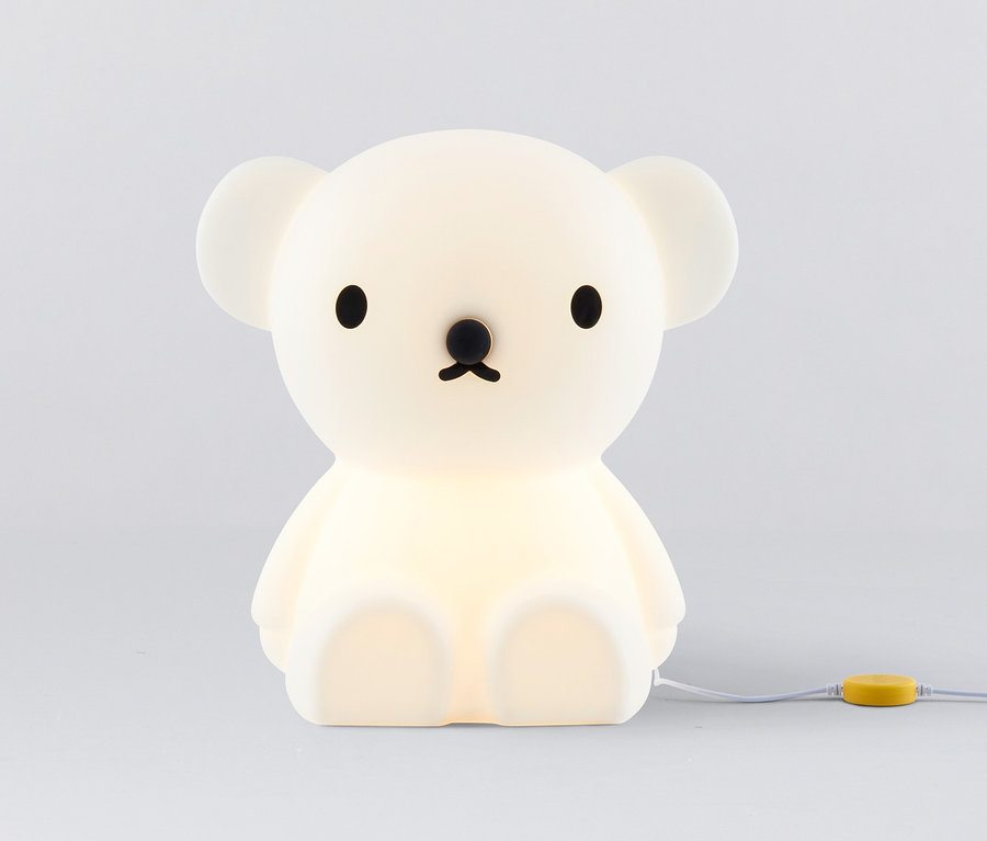 Ein leuchtender Mr. Maria, LED-Tischleuchte »Boris Star«, 36 cm in Form eines Bären sitzt auf einer grauen Oberfläche.