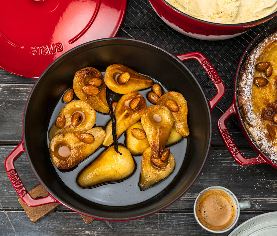 Gebackene Birnen mit Mandeln in einem roten STAUB Kochtopf-Set »La Cocotte«.