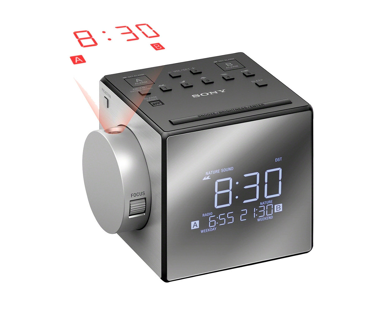 Silber-schwarzer Sony Radiowecker »ICF-C1PJ« projiziert die rote Uhrzeit 8:30 an die Wand.