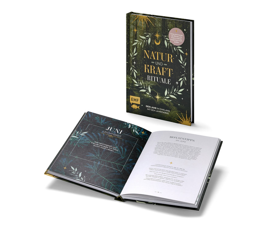 Das Buch »Natur- und Kraftrituale« steht neben einem offenen Buch.
