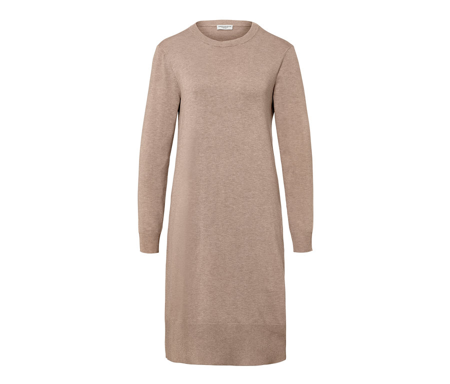Ein beiges Feinstrickkleid mit langen Ärmeln.