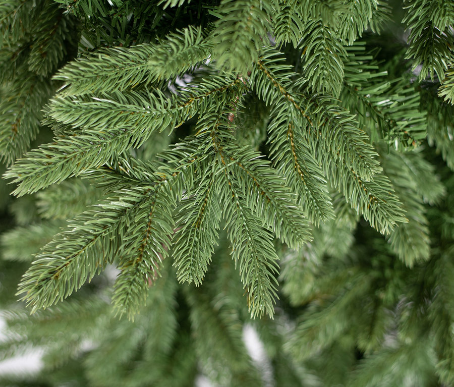 Nahaufnahme der Zweige eines künstlichen Weihnachtsbaums Roswell Kiefer.