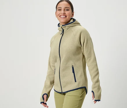 Frau trägt eine gelbe Strickfleece-Jacke.