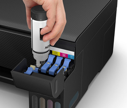 Eine Hand füllt Tinte in einen Epson »EcoTank ET-2810« 3-in-1 Multifunktionsgerät mit großem Tintentank.