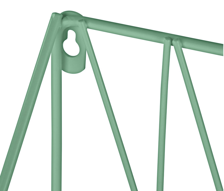 Detailaufnahme von zwei salbeifarbenen Wandregalen.