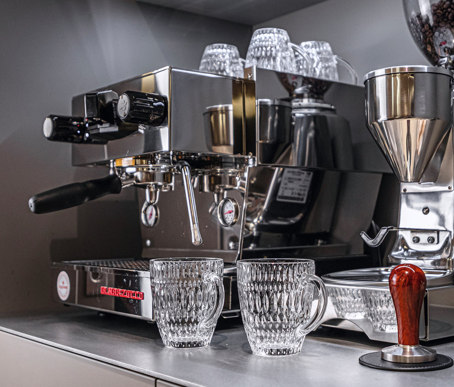 Zwei Nachtmann »Ethno« Becher stehen vor einer Kaffeemaschine.