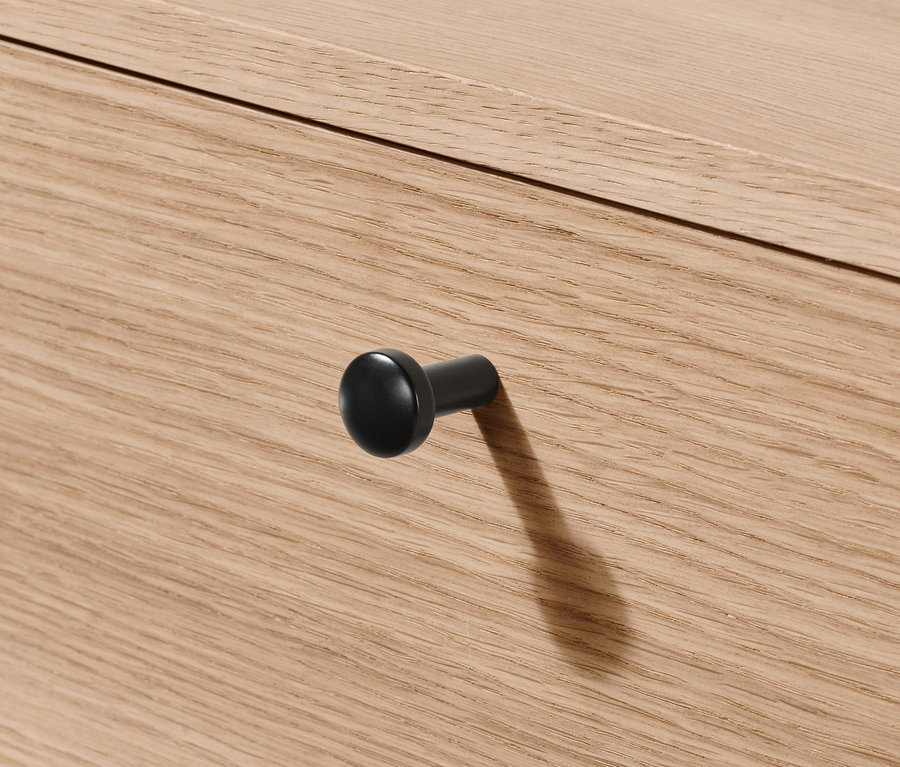 Detail einer »Finnsbo« Kommodenschublade mit rundem, schwarzem Griff.