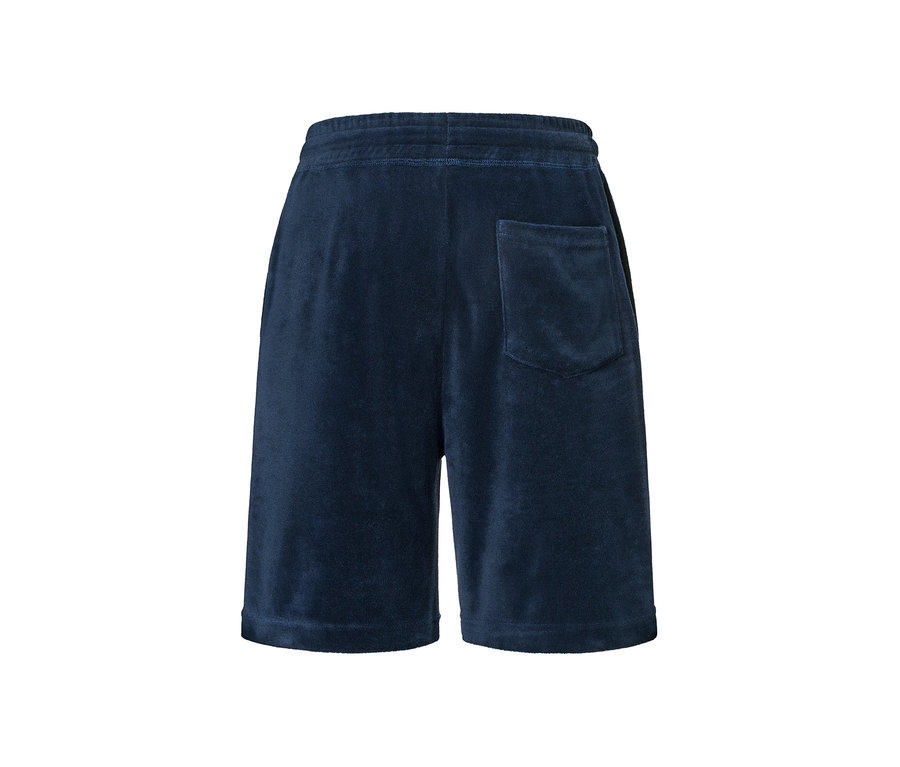 Eine blaue Frottee-Shorts mit einer Gesäßtasche.