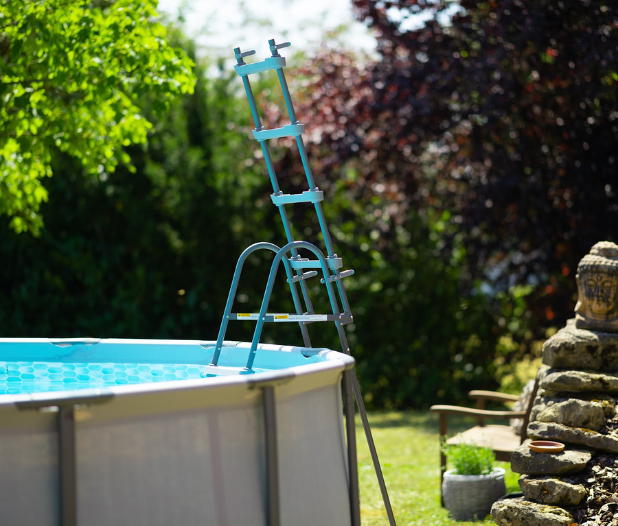 Summer Waves Elite-Frame-Pool, Ø ca. 488 cm mit Leiter im Garten.