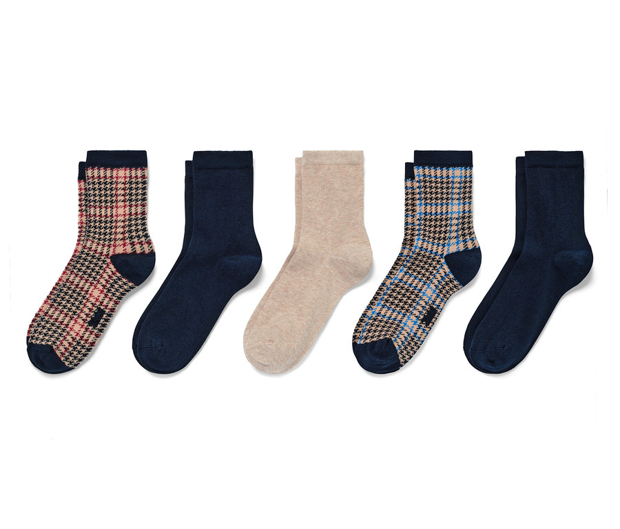 Fünf Paar Socken in verschiedenen Farben und Mustern.