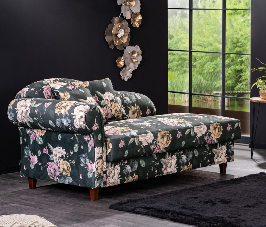 Blumengemusterte Recamiere »Evelyn«, links, steht im Wohnzimmer.