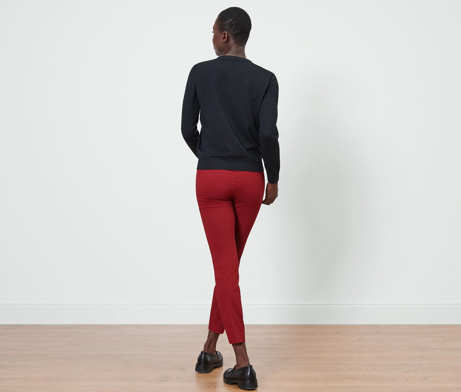 Frau trägt rote Stretchhose.