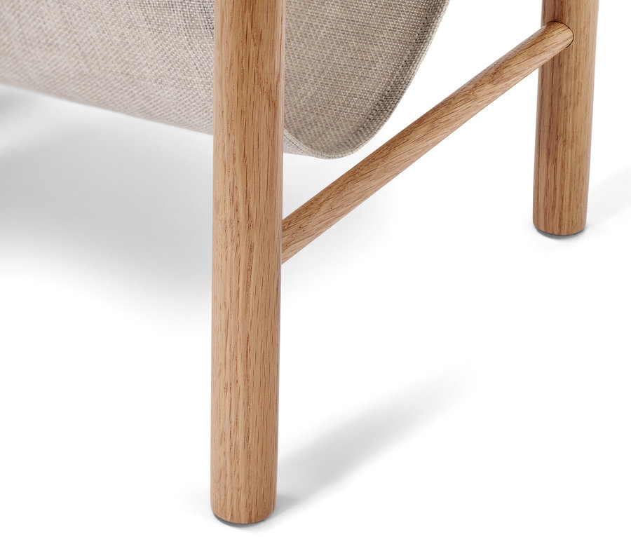 Detailansicht der Beine eines Beistelltischs mit Schlaufenablage.