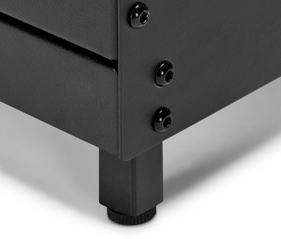 Detailansicht eines Kaminholzwagens mit schwarzen Schrauben und Füßen.