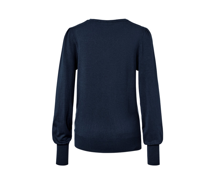 Dunkelblauer Feinstrickpullover.