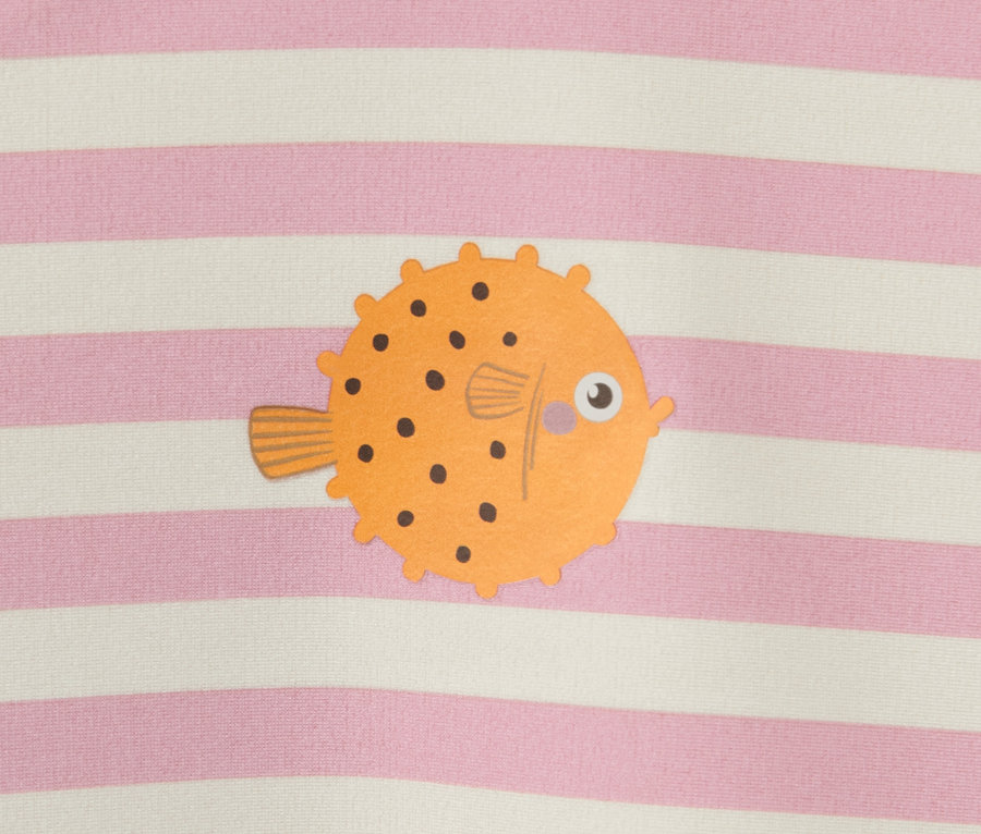 Detailansicht einer Kinder-Kombi mit UV-Schutzfaktor 80, bedruckt mit einem orangefarbenen Fisch auf rosa-weiß gestreiftem Hintergrund.