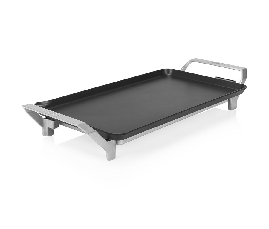 Schwarzer Teppanyaki-Tischgrill mit silbernen Griffen auf weißem Hintergrund.