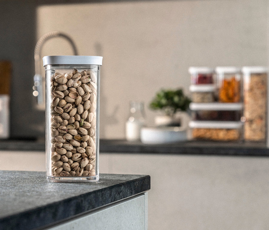 Ein mit Pistazien gefüllter ZWILLING FRESH & SAVE CUBE Behälter steht auf einer Küchentheke.