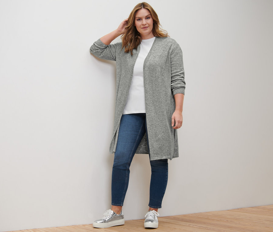 Frau posiert in offenem Longcardigan, weißem Basic Halbarmshirt und Treggings »Fit Nelly«.