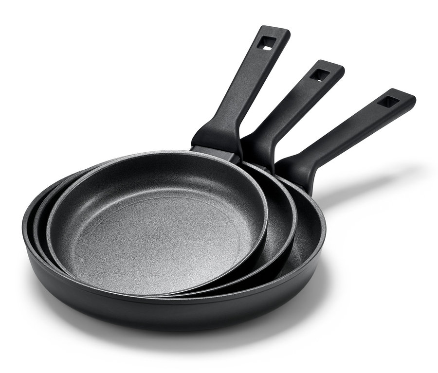 Drei Profi-Aluminium-Pfannen (20, 24 und 28 cm) sind übereinander gestapelt.