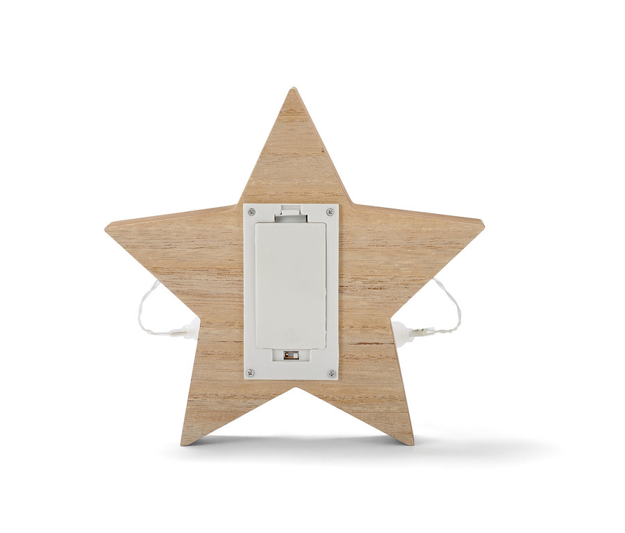 Nahaufnahme der Rückseite einer hölzernen LED-Dekofigur Stern mit sichtbarem Batteriefach.