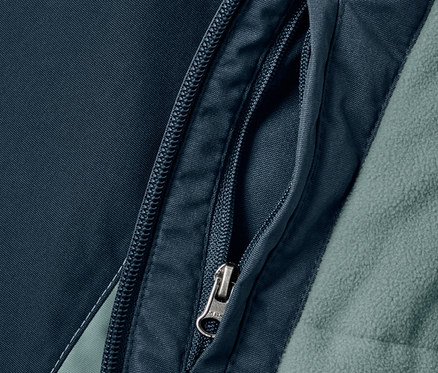 Detailansicht einer Kinder-Outdoor-und-Snowboardjacke mit Reißverschlusstasche.