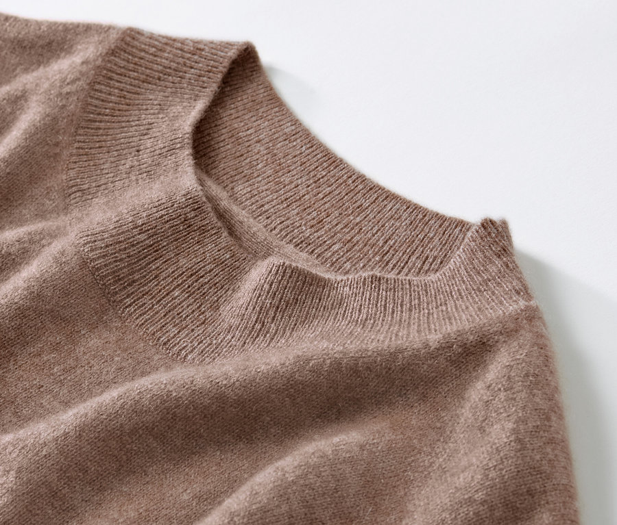 Detailansicht eines braunen Cashmere-Strickkleids.