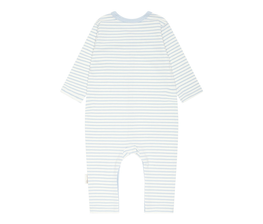 Rückansicht eines hellblauen gestreiften Steiff Baby-Stramplers mit Knopfleiste.