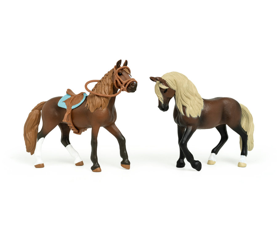 Zwei braune Pferde aus dem Schleich Starterset »Horse Club« stehen nebeneinander.