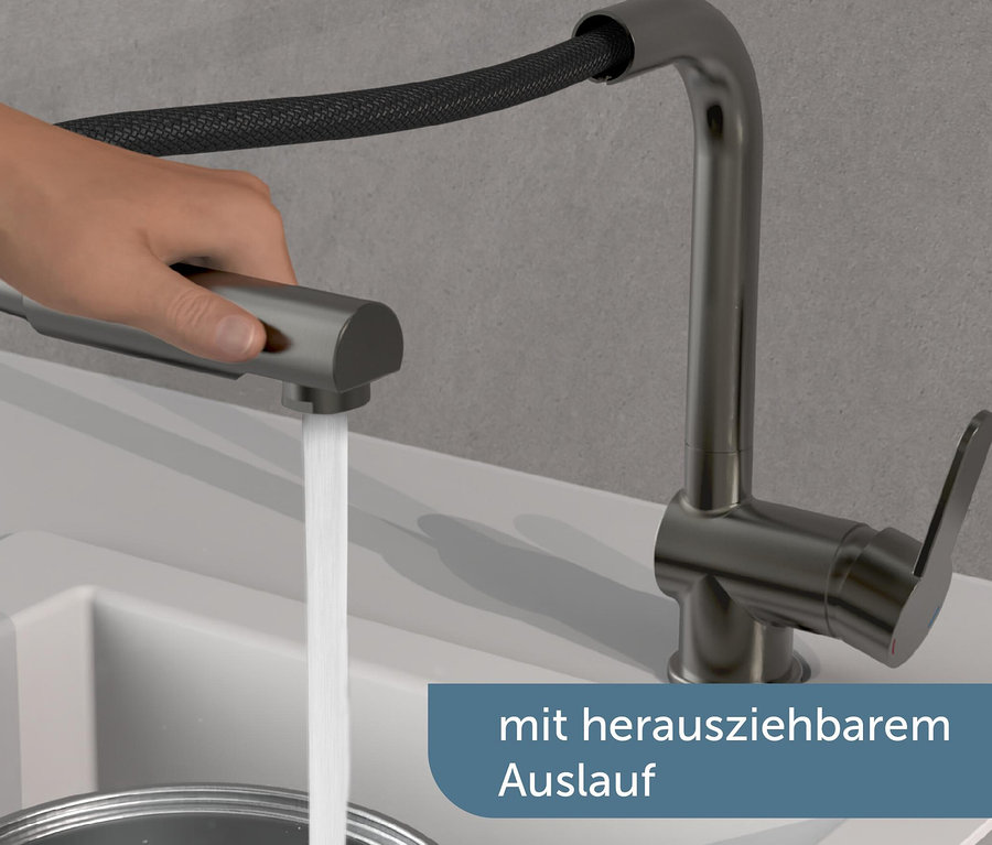 Wasser fließt aus der matten graphitfarbenen Küchenarmatur London.