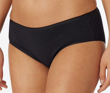 Frau trägt 2 SCHIESSER Hipster, schwarz.