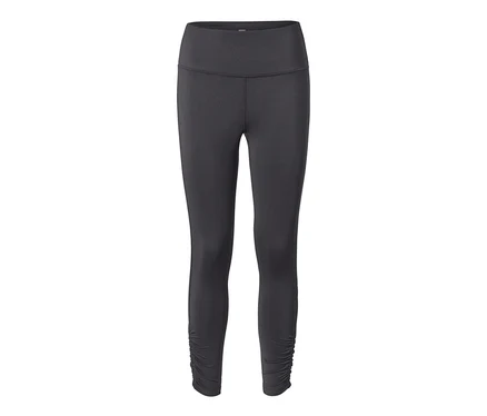 Eine schwarze 7/8-Sporttight auf weißem Hintergrund.
