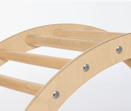 Detailansicht eines Pinolino Kletterbogens und einer Wippe aus Holz.