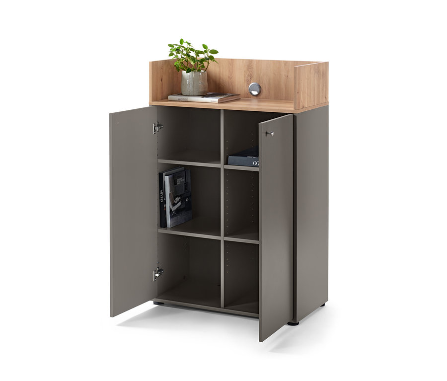 Offenes Highboard mit 2 Türen, innen Bücher und Dekoration.