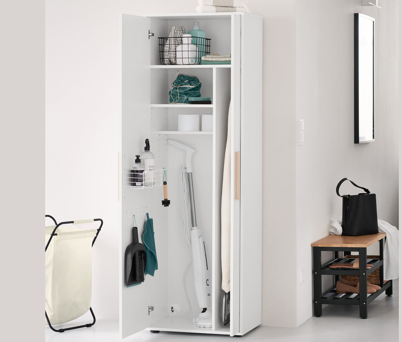 Offener Universaler Aufbewahrungsschrank mit 2 Türen, gefüllt mit Reinigungsmitteln.