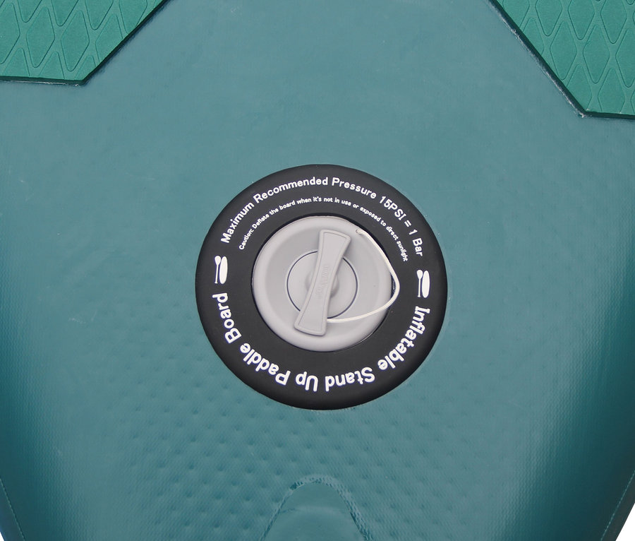Detailaufnahme eines grünen SUP-Boards »Devil« mit grauem Ventil.