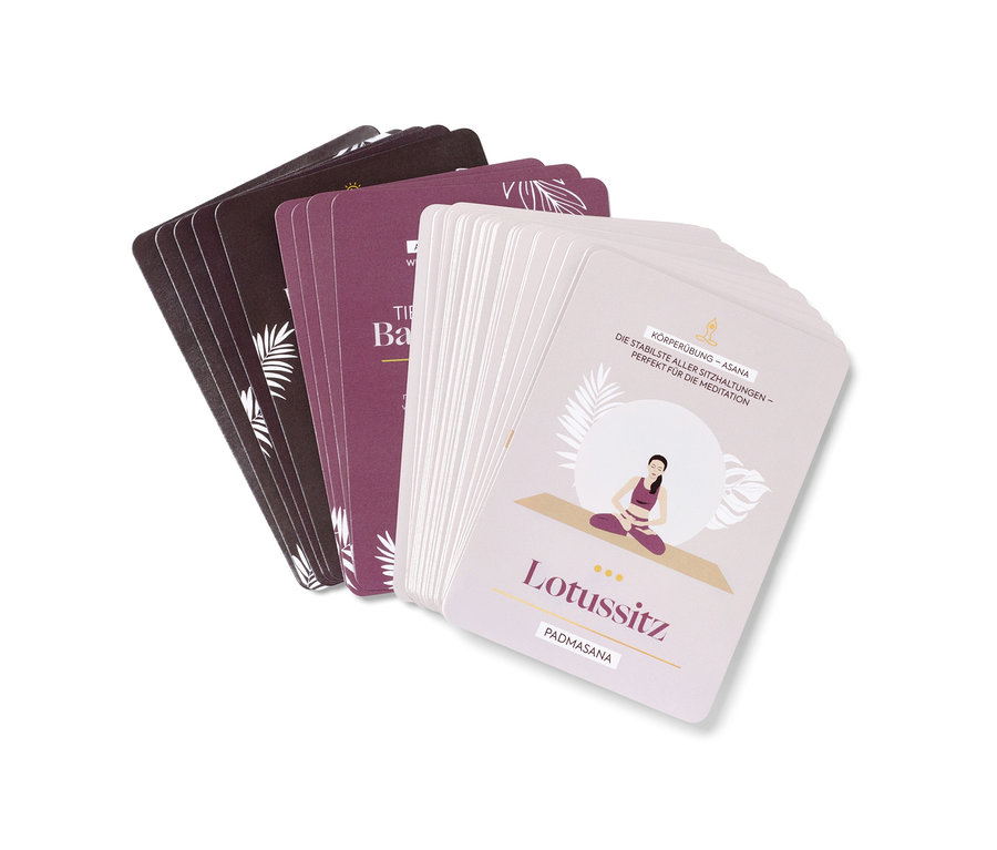 Stapel Yoga-Karten-Sets mit verschiedenen Designs.