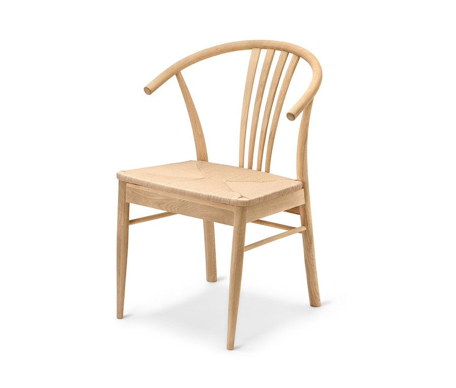 Ein Esszimmerstuhl aus Eichenholz mit einer hellen, geflochtenen Sitzfläche und einer abgerundeten Rückenlehne.