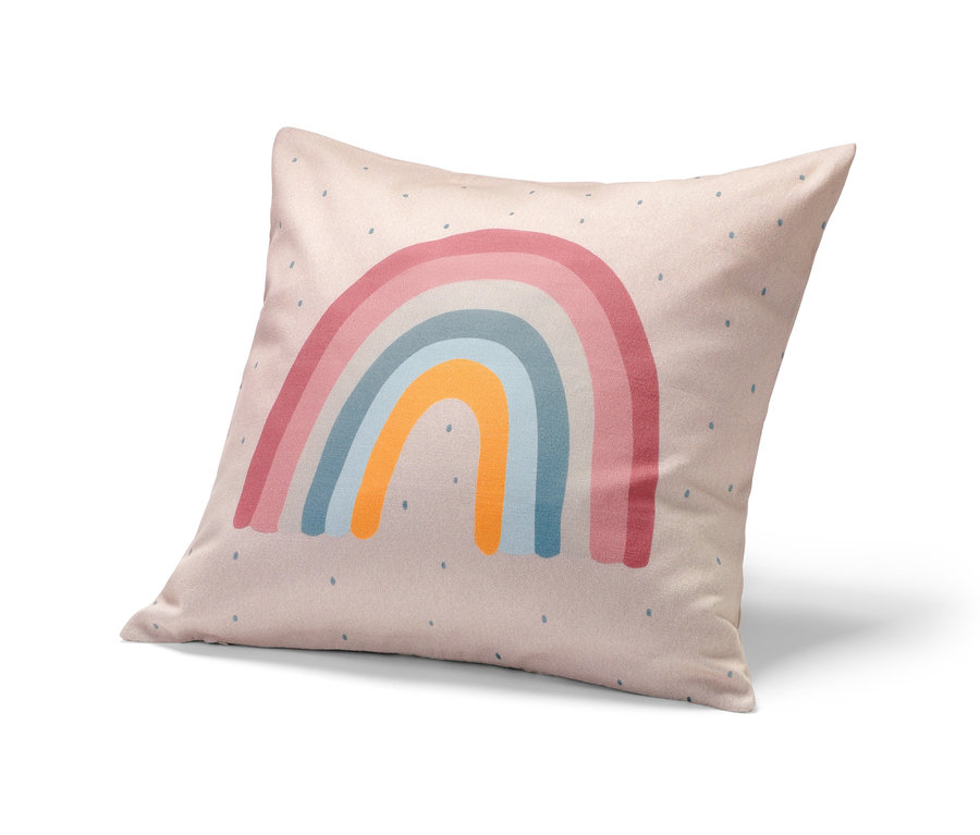 Ein beiger Dekokissenbezug mit einem Regenbogen-Design.