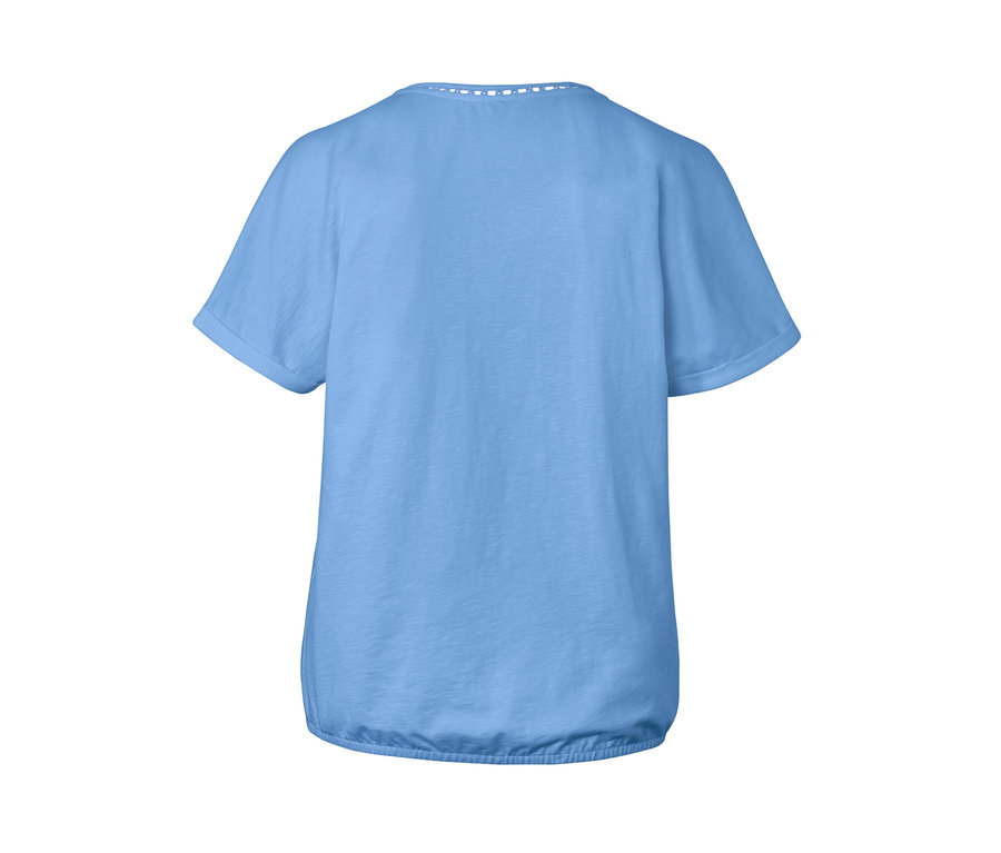 Hellblaues Blusenshirt mit Crochet-Tape.