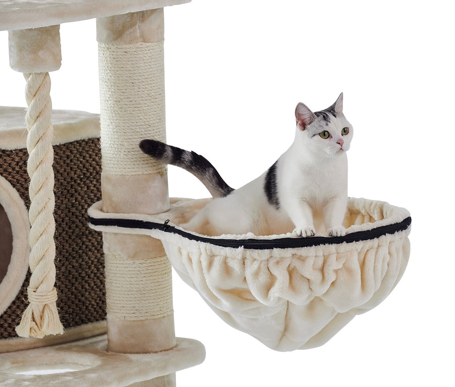 Eine weiße Katze sitzt in einer Plüschhängematte auf einem beige farbenen Kratzbaum "ELIF".