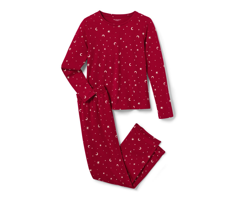Roter Pyjama mit Sternen- und Monddruck.