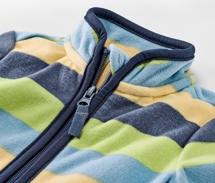 Detailansicht einer Kinder-Fleecejacke mit Streifen und Reißverschluss.