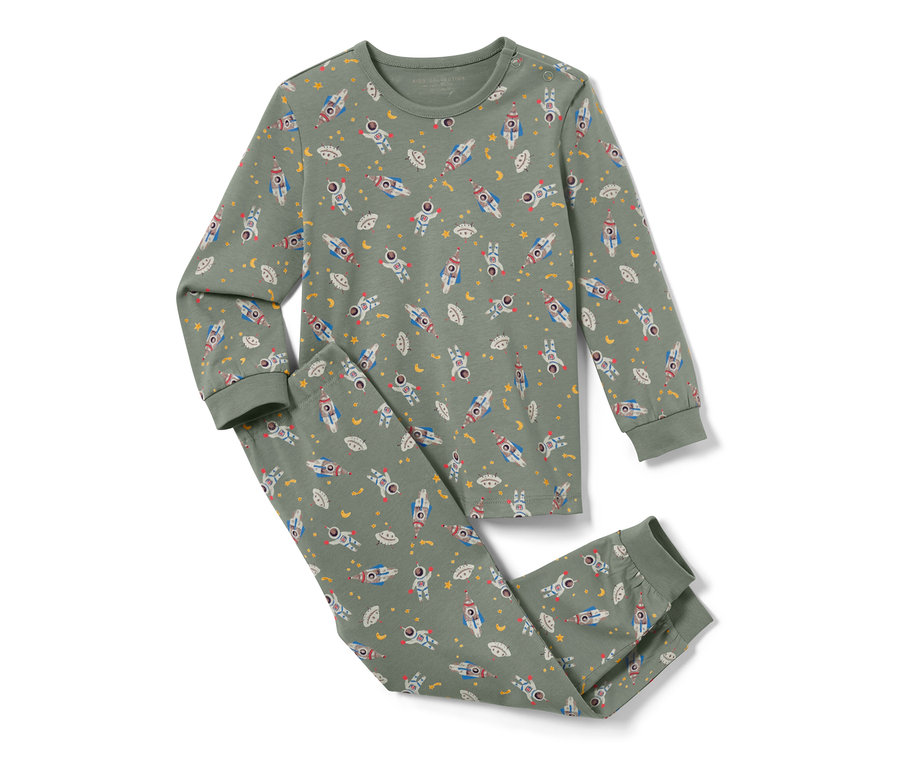 Ein 2er-Set Kinder-Pyjamas, Outerspace. Der Pyjama ist olivgrün und mit Raketen, Sternen und Monden bedruckt.